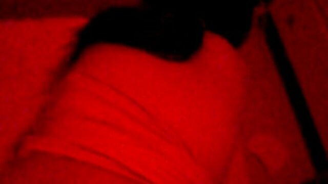 私は暗い路地で私のガールフレンドを撫でた 女の子 専用 エッチ 動画