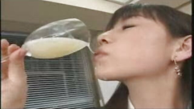 情熱を持って自慰行為をするためにテーブルの上に座っている若い雌犬 女性 専用 エロ 動画