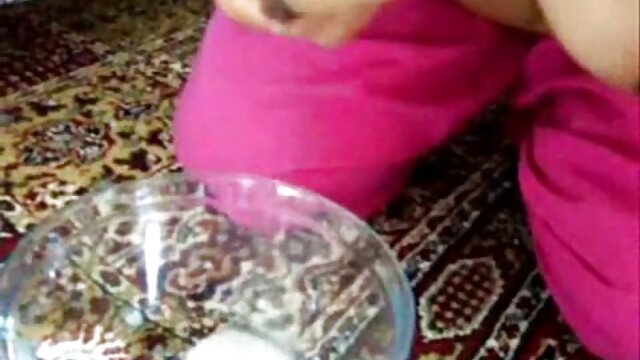 サラは自分自身に満足しています 女の子 専用 エッチ 動画