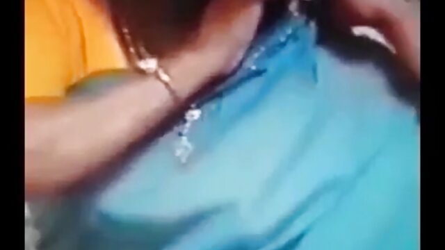 タトゥーの多くでお尻に興味深いニンフを押し込む 女性 専用 無 修正 動画